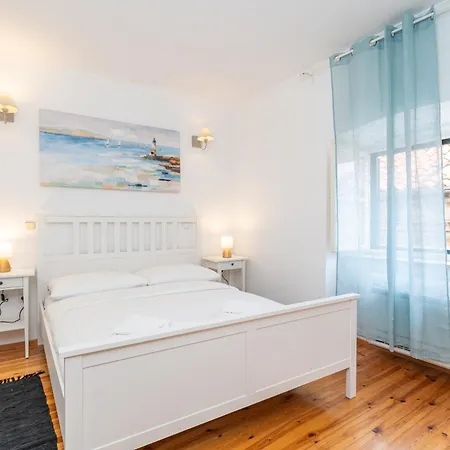 Kenova Old Town Apartment *
